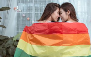 Các cặp đôi đồng tính nữ có thể sử dụng màn chắc để quan hệ đồng giới an toàn