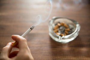 Hút thuốc lá làm tăng nguy cơ ung thư cổ tử cung