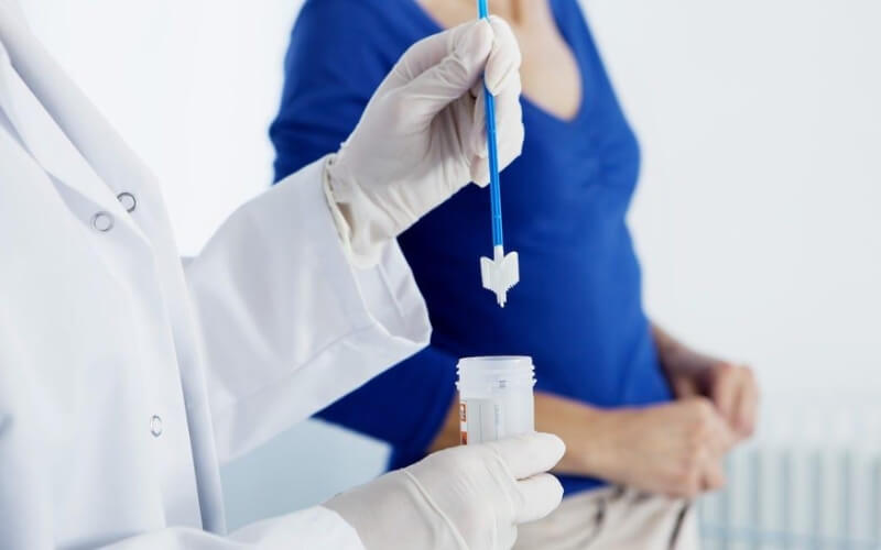 Bác sĩ sẽ lấy tế bào cổ tử cung để tiến hành xét nghiệm HPV hoặc xét nghiệm Pap
